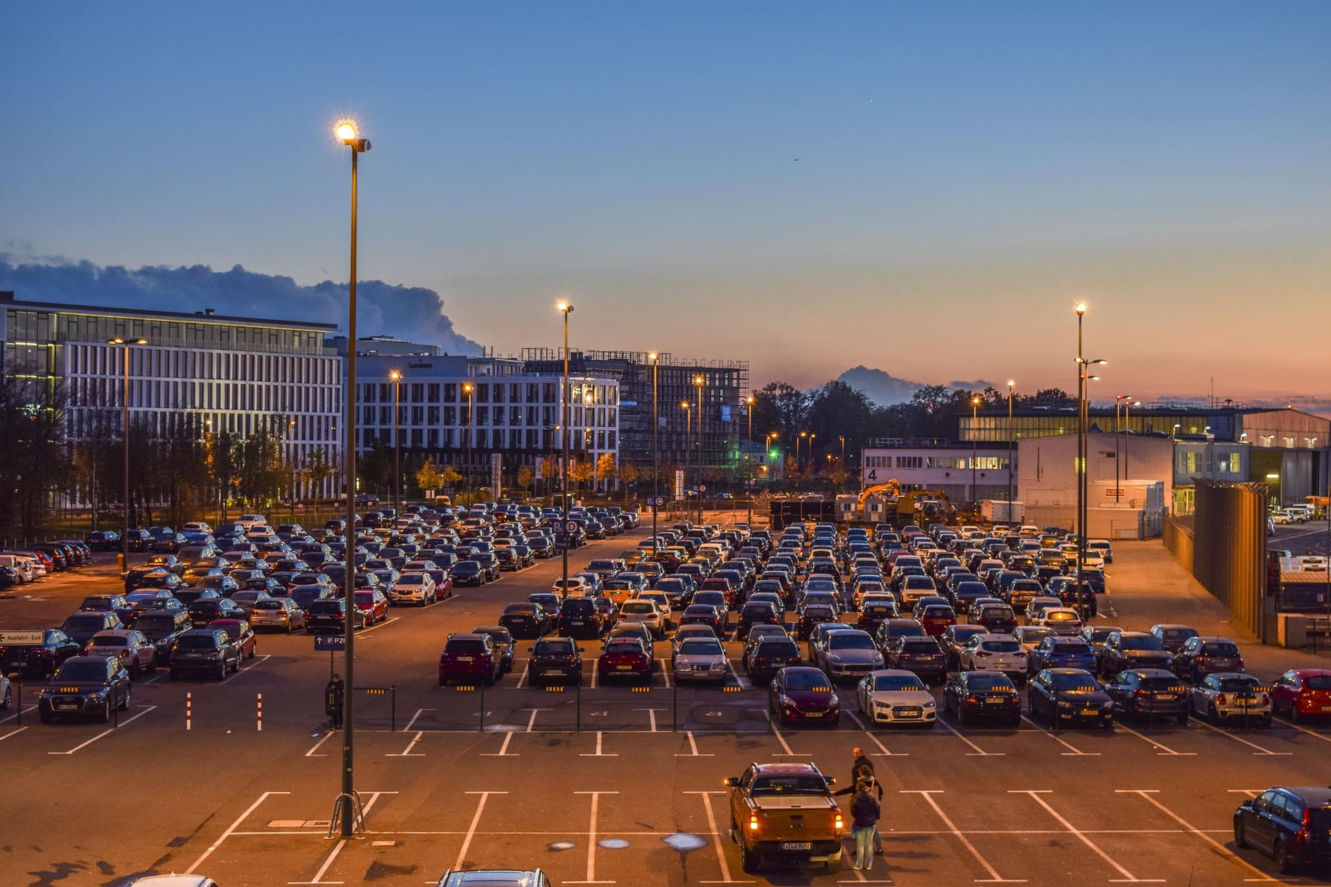 Siguran i osvetljen privatni parking kod aerodroma Nikola Tesla sa video nadzorom
